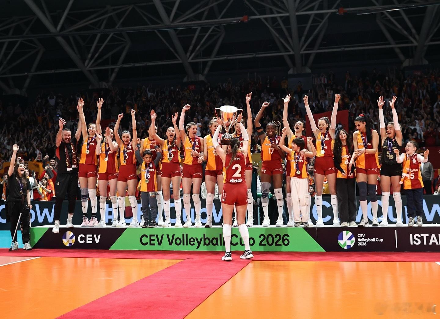 国际排坛动态王媛媛欧联杯女排决赛次回合，加拉塔萨雷3-1（25-27/25-22