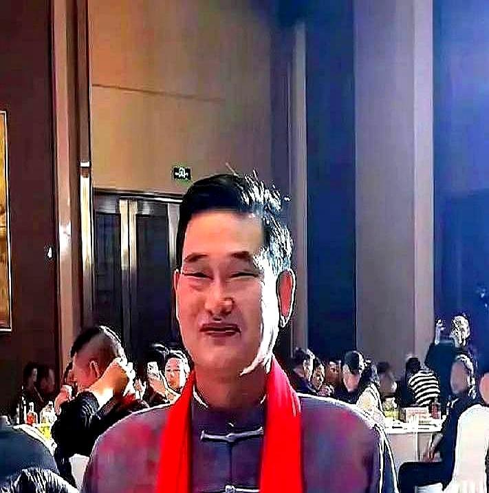 三首歌15万，大衣哥转身被塞到角落吃剩饭，连个敬酒的都没有。主办方那边推杯