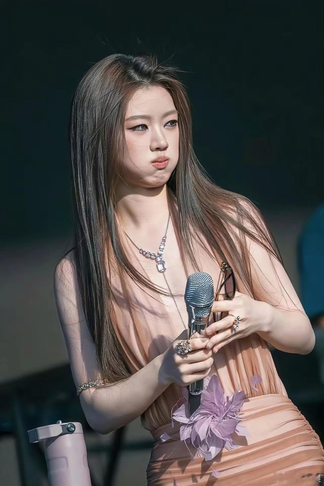 单依纯这是遇到什么开心事了？心情简直美到冒泡！满脸的笑容藏都藏不住，隔着屏幕都能