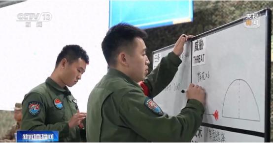 央视曝光：中国空军模拟8架歼-16“围猎”6架阵风。 央视军事这波报道，属实