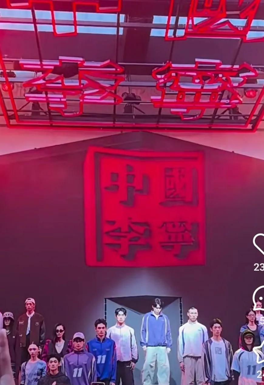 王楚钦出来找自己的站位。原来王楚钦去上海是参加李宁的活动了，刚刚王楚钦从门里出
