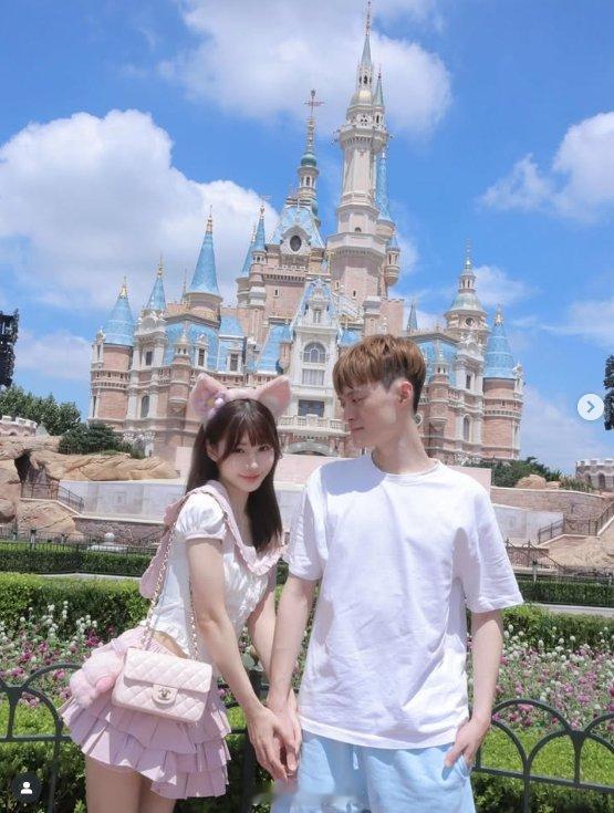 FoFo女友晒照：去迪士尼二人世界~₊⁺💒₊⁺2025LPL英雄联盟S15