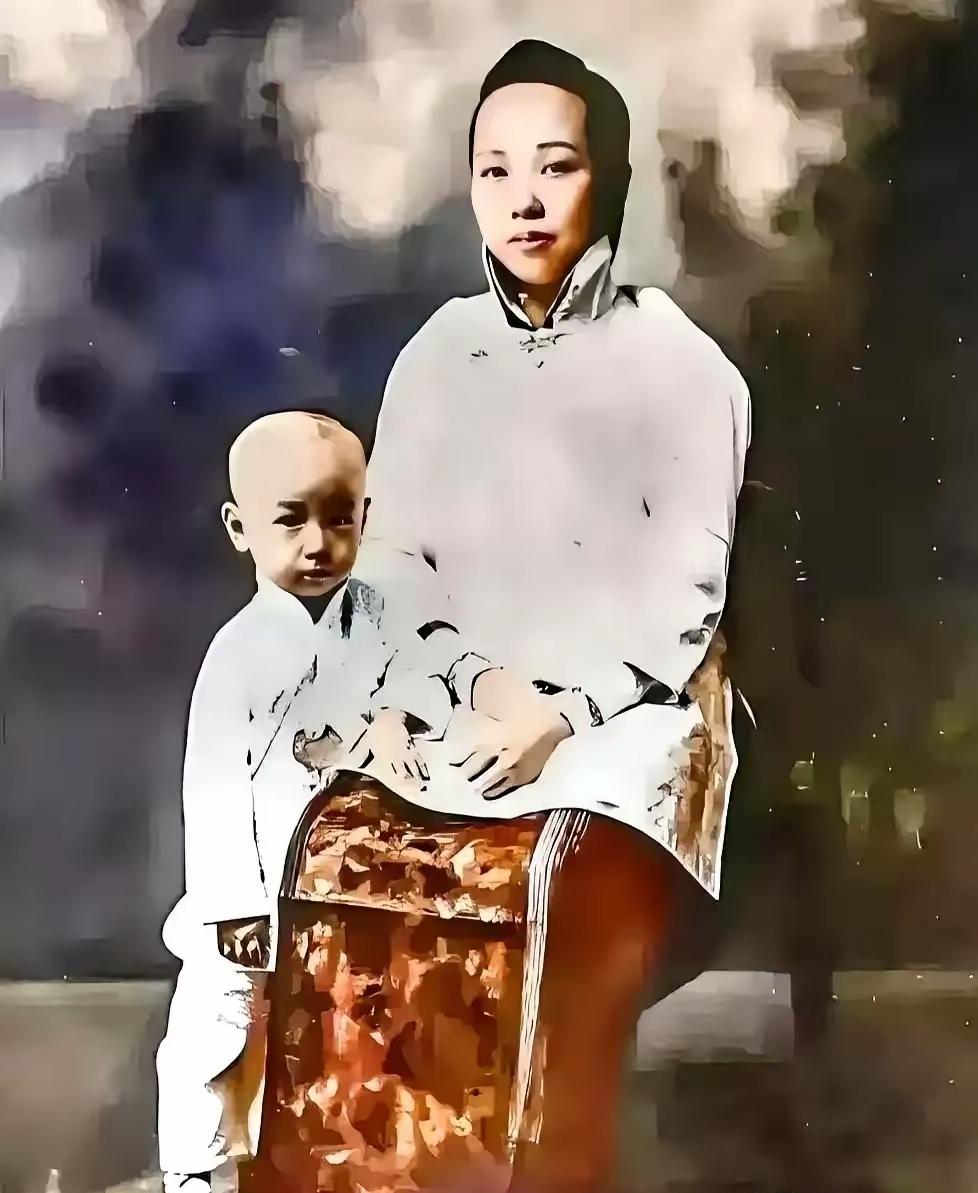 谁能想到，这个虎头虎脑、靠在妈妈怀里的小不点，就是后来那个名字能顶五个师的钱学森