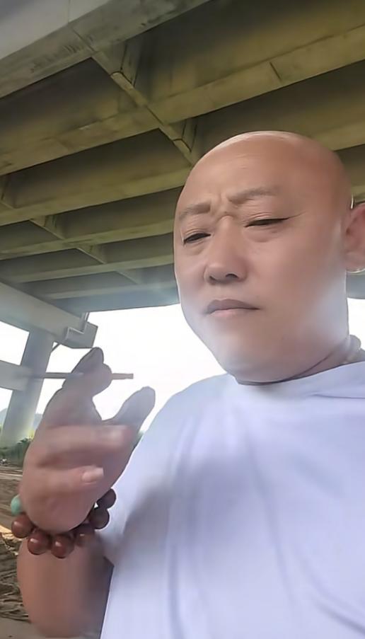 一个四十岁的河北汉子，说没就没了。我反复把他那条旧视频翻出来看了好几遍，不是