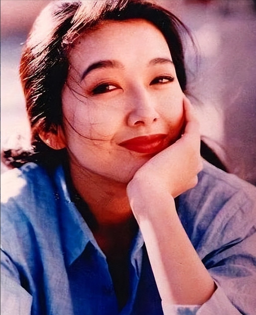 2002年，杨志刚和江珊拍戏，杨志刚从背后抱住江珊，结果江珊来了这么一句：“弟弟