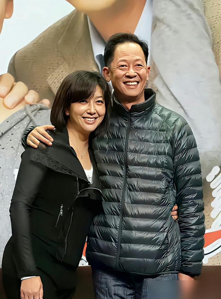 那个把前女友行李箱直接砸向走廊的暴脾气男人，转头却握紧方向盘，给另一个女人的闺女