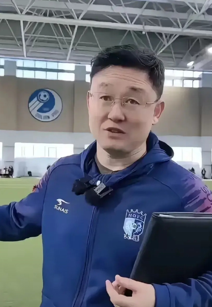 青训营的财务室可能要多装个摄像头了。有个家长昨天拿着合同拍桌子，说孩子要转去