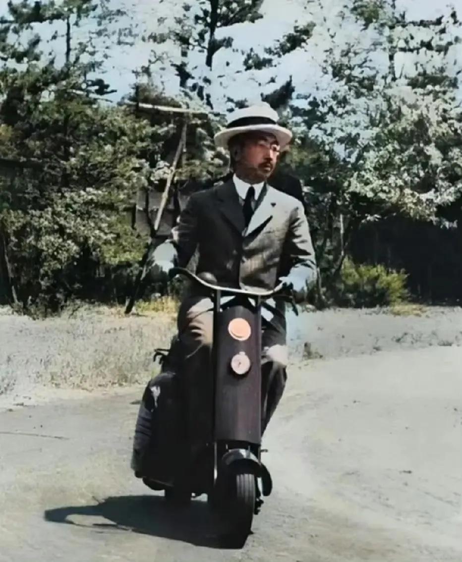 1948年，日本东京，裕仁骑着踏板电动车在院子里遛弯时的一幕，身边并没有随从和什