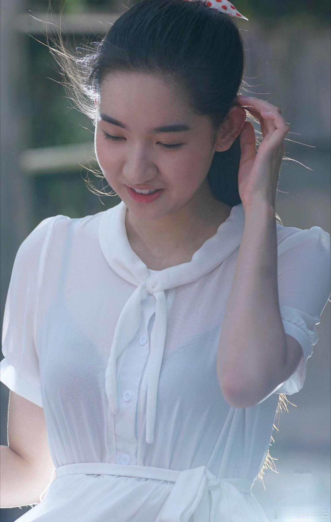 王玉雯早期的青涩校园装，难掩好身材。原来她是成龙同款鼻子，难不怪现在火了。