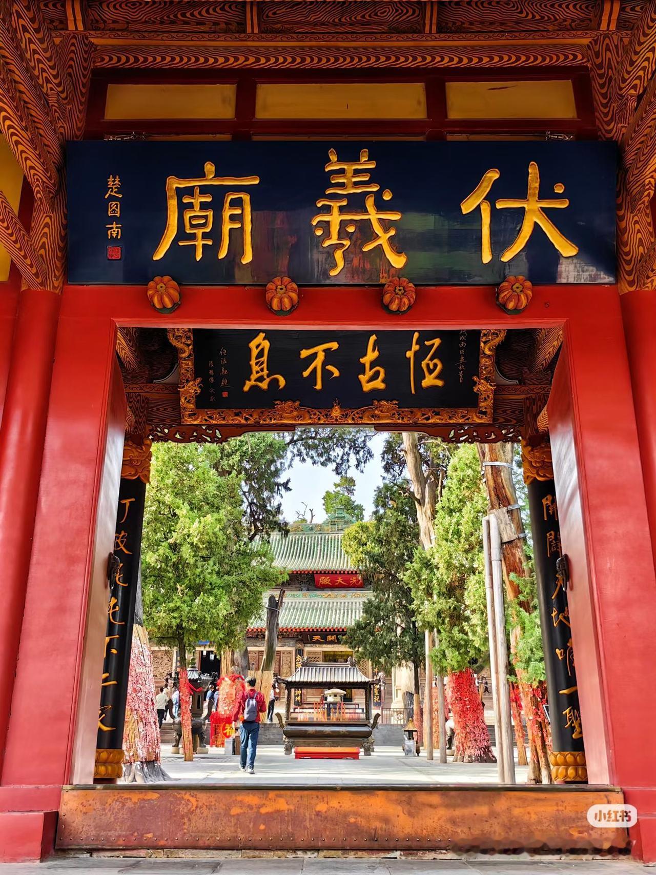 天水是一个旅游城市，除了麦积山石窟外，天水还有伏羲庙，玉泉观，后街清真寺明代这三