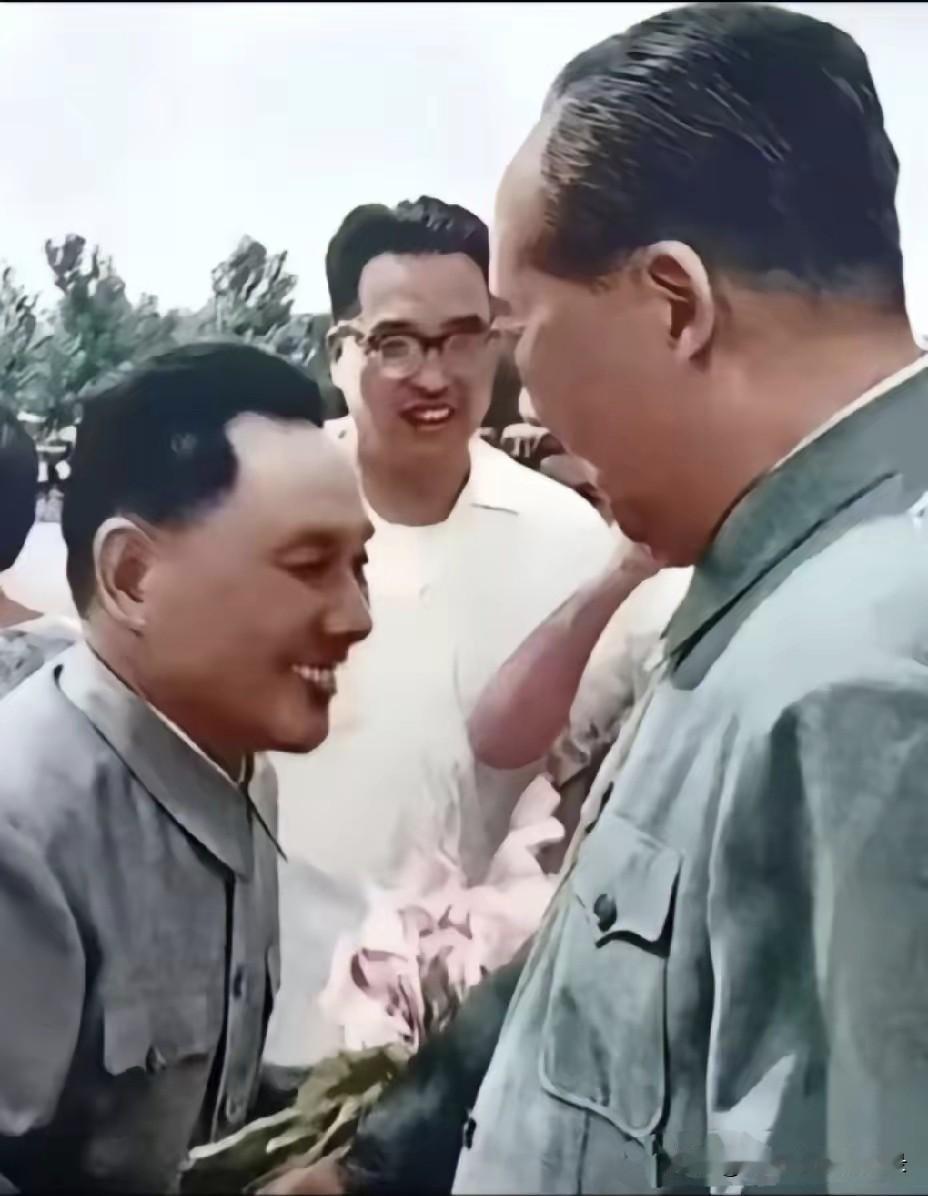 无论是谁，在毛主席面前，毕恭毕敬！心服口服！高山仰止！小小环球！为人民服