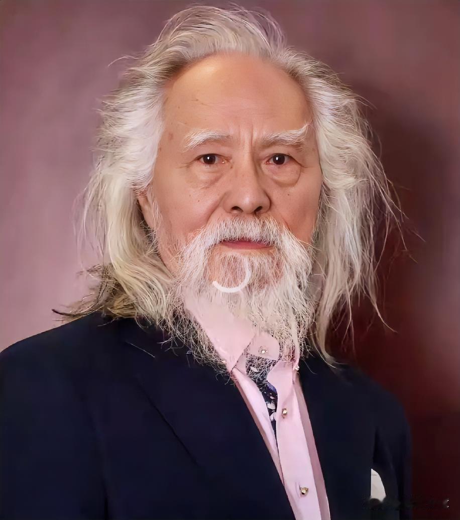 我有个亲戚是老中医，他偷偷告诉我，他说像王德顺这种的，90岁了，依旧神色笃定