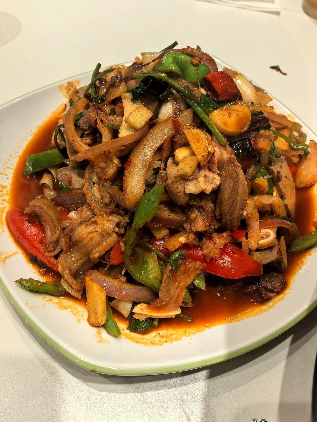 三个大男人，桌上先拍下两瓶小方汾。任务很明确：九点前，必须喝完。然后，一个个装