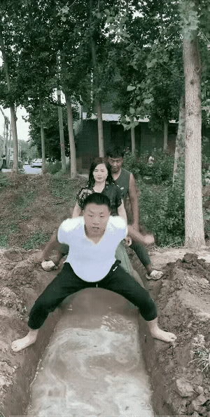 后面的男子倒槽，其实这样的玩笑开不得，很危险。