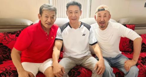 69岁张丰毅专程前往新疆石河子，登门看望老友演员周波，在对方家中温馨小聚。周波在