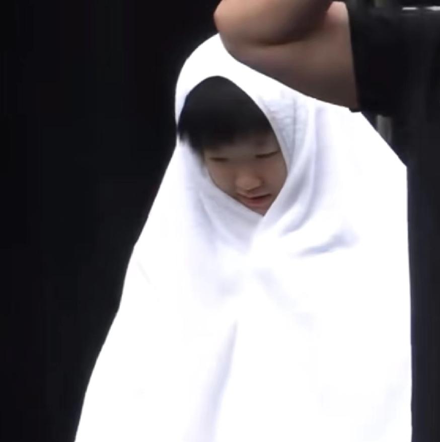 论毛巾的用法，莎莎数第一没人敢数第二，当围巾、当裙子、当头巾、擦汗，真是用