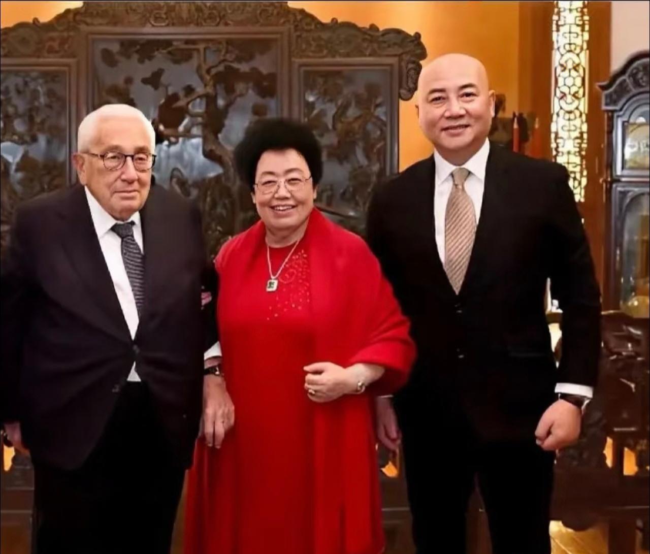 2018年11月，美国前国务卿基辛格在吴海龙陪同下参观中国紫檀博物馆，受到馆长陈