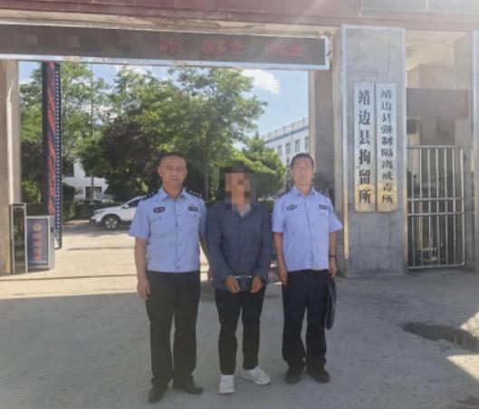 陕西靖边50多岁农民，看着一块长满杂草的“荒地”，开旋耕机轰轰烈烈翻了24亩，心