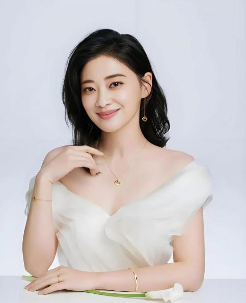 很多人不知道梅婷有过三段婚姻，她第一任丈夫是叶挺的孙子叶大鹰，叶大鹰是电影导演，