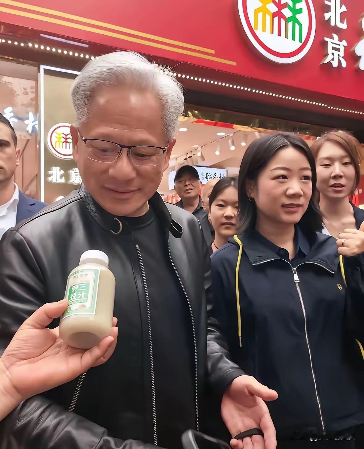这家伙可真会开玩笑！黄仁勋这一路吃吃喝喝，本来挺高兴的。各地美食、高档宴席，