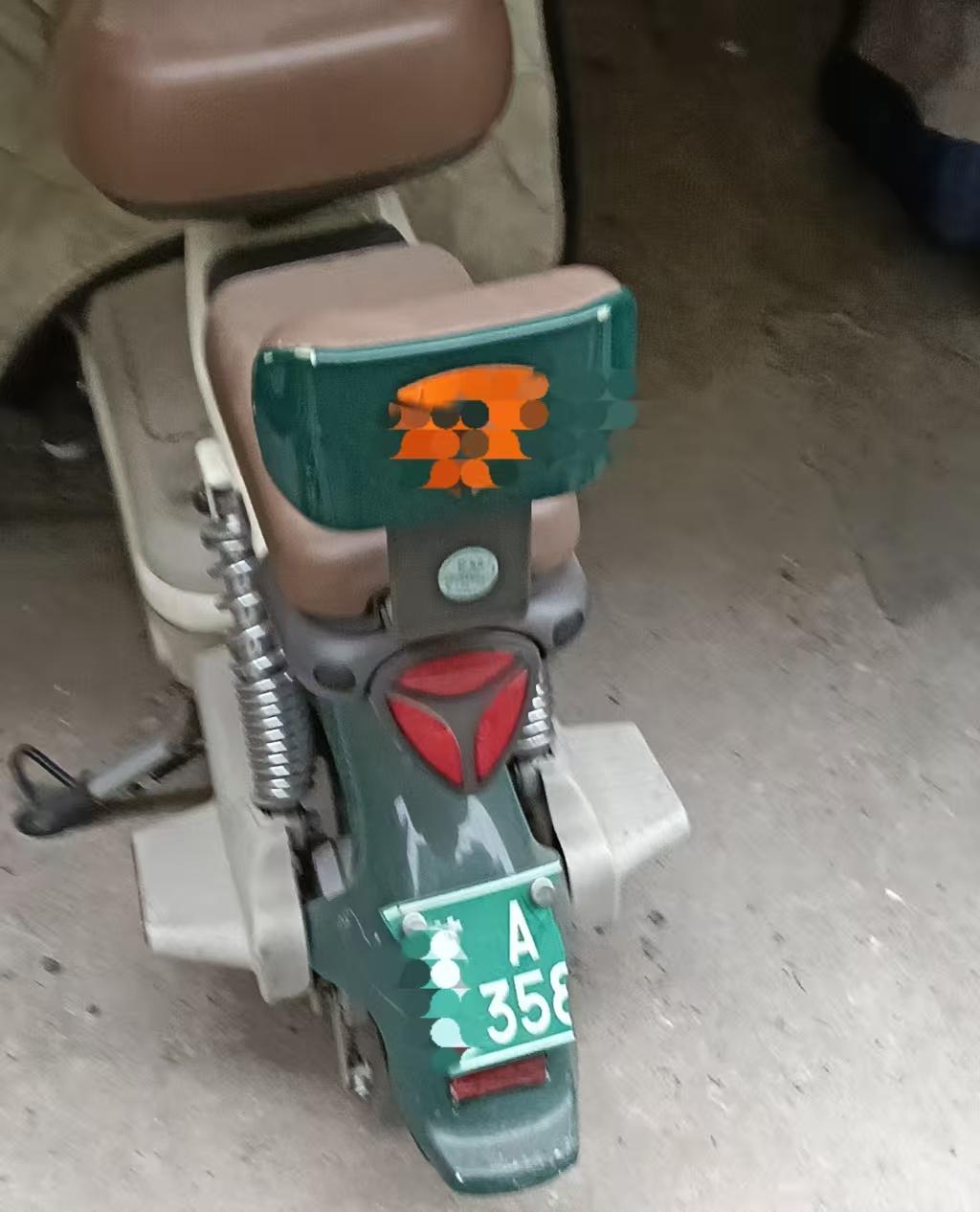 电动自行车新国标政策正式实施。新国标强调要求，在路上行驶的电动车必须要安装绿色