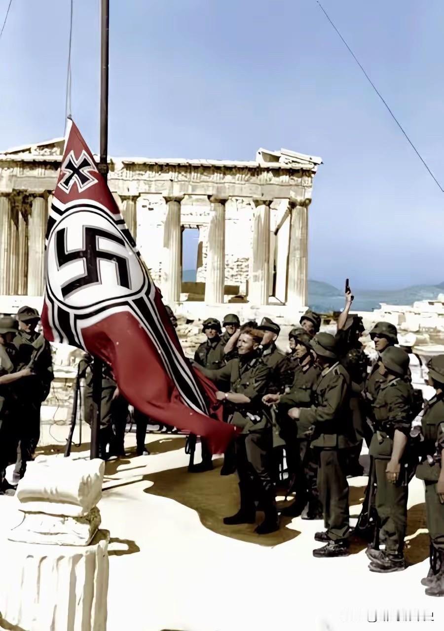 1941年4月纳粹德军占领希腊后，在雅典卫城升起帝国战旗（Reichskrieg