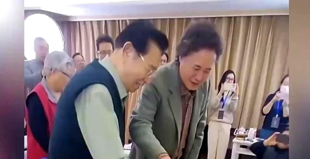 87岁生日宴，李双江独自坐在主位上，旁边的椅子空着。亲友们说，那是给他妻子和