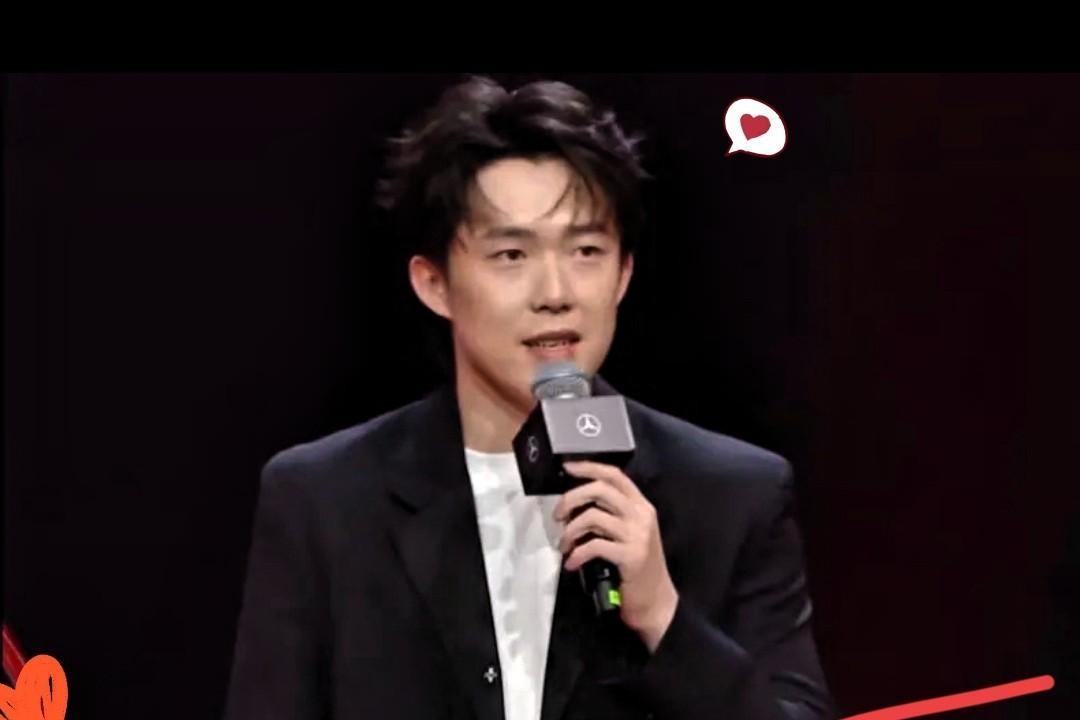 近日，王楚钦现身奔驰品牌直播活动。他的发言引发不少观众发自内心的感触。人都说“优