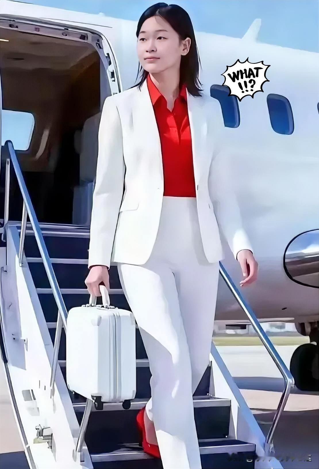 当她摘下泳帽，别上航徽——你没看错，这是全红婵。这次拍摄可不是玩票，是