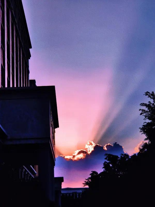 上联：松擎晚照，云海翻涌吞落日；下联：梅点春雪，清风摇曳拂晨光。