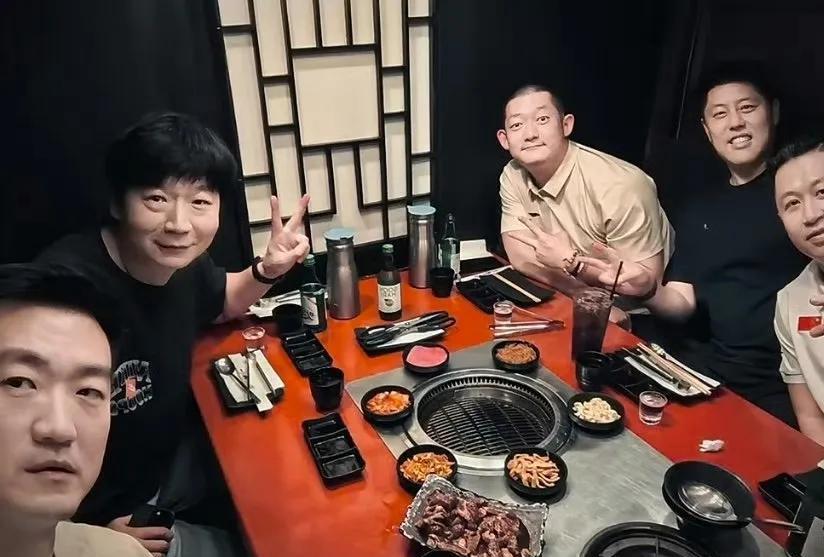 同样是去观看NBA夏季联赛，王博、邱彪、潘江等人在烤肉店聚餐，却不叫卢伟和杨鸣！