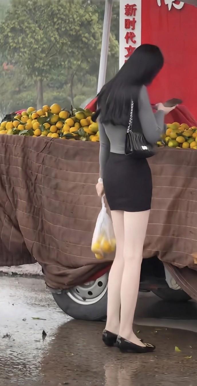 雨后街角，橘黄满车。提一袋人间烟火，走过湿漉漉的时光。