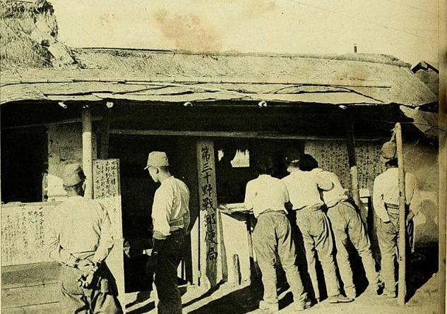 1937年，在安徽芜湖，3个小鬼子把10个妇女赶到一户人家，还没等妇女站稳，小鬼