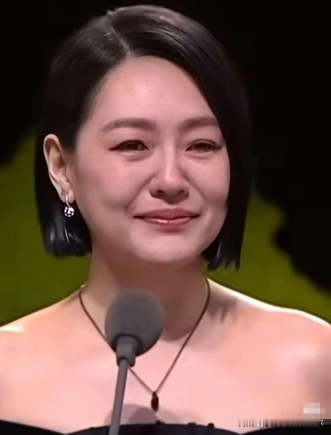 真是心酸啊！小S刚拿金钟奖，人设就垮了。不是因为奖项不够重，而是她在台上