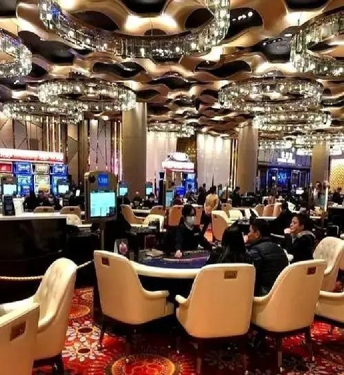 澳门赌场2025年一季度收入又创新高，内地游客占比七成。刷到数据时我愣了下，