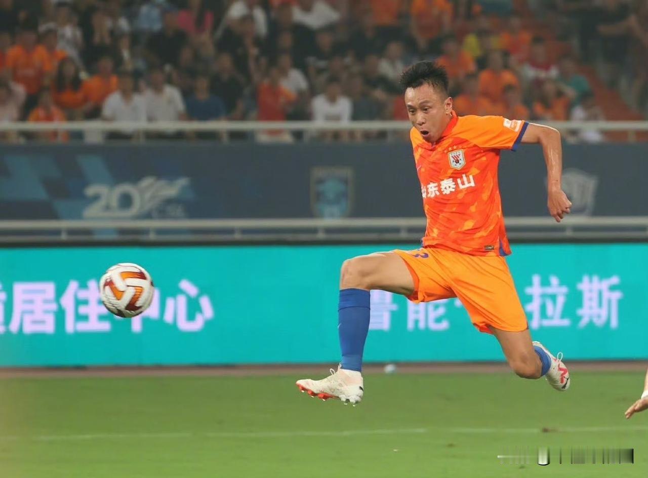 那一抹橙色的坚守：写在周六张弛退役之际，泰山体育场，注定要被泪水浸透。张弛，