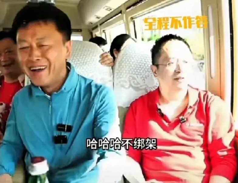 饭吃了，景看了，连流量也蹭了，让你捐款却沉默了，红衣网红是真铁呀。大领导天天陪着