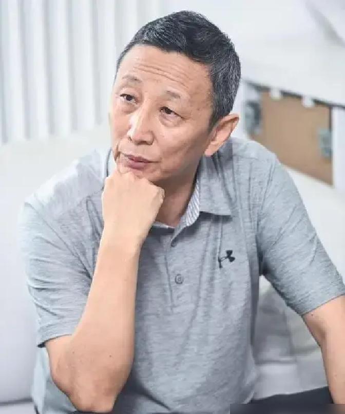 62岁的丛珊，每两个月就要飞一次巴黎。她不是去度假，是在儿子伍迪的公寓里，把