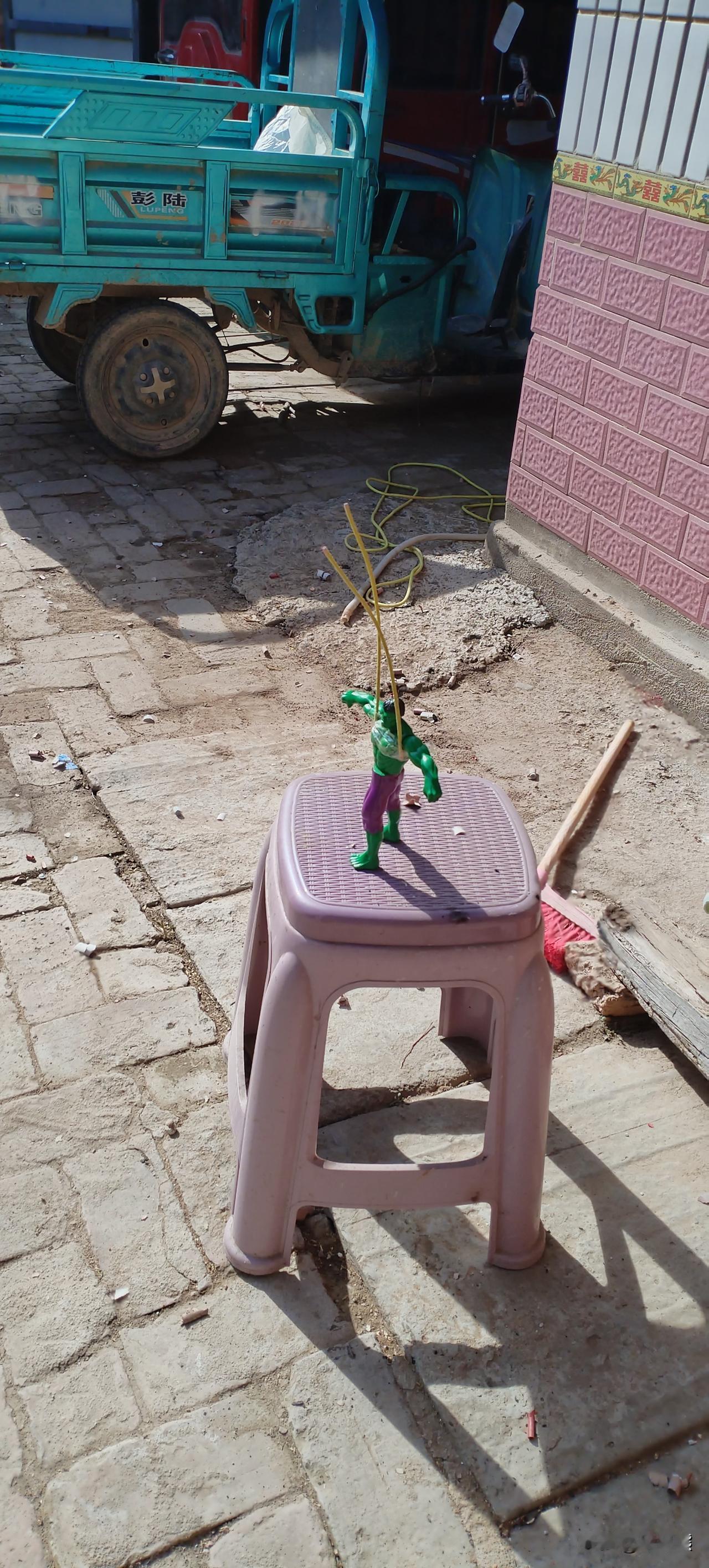 要过年了，家里孩子比较多，鞭炮玩出了新花样。这帮小孩太调皮，鞭炮炸狗，鞭炮送