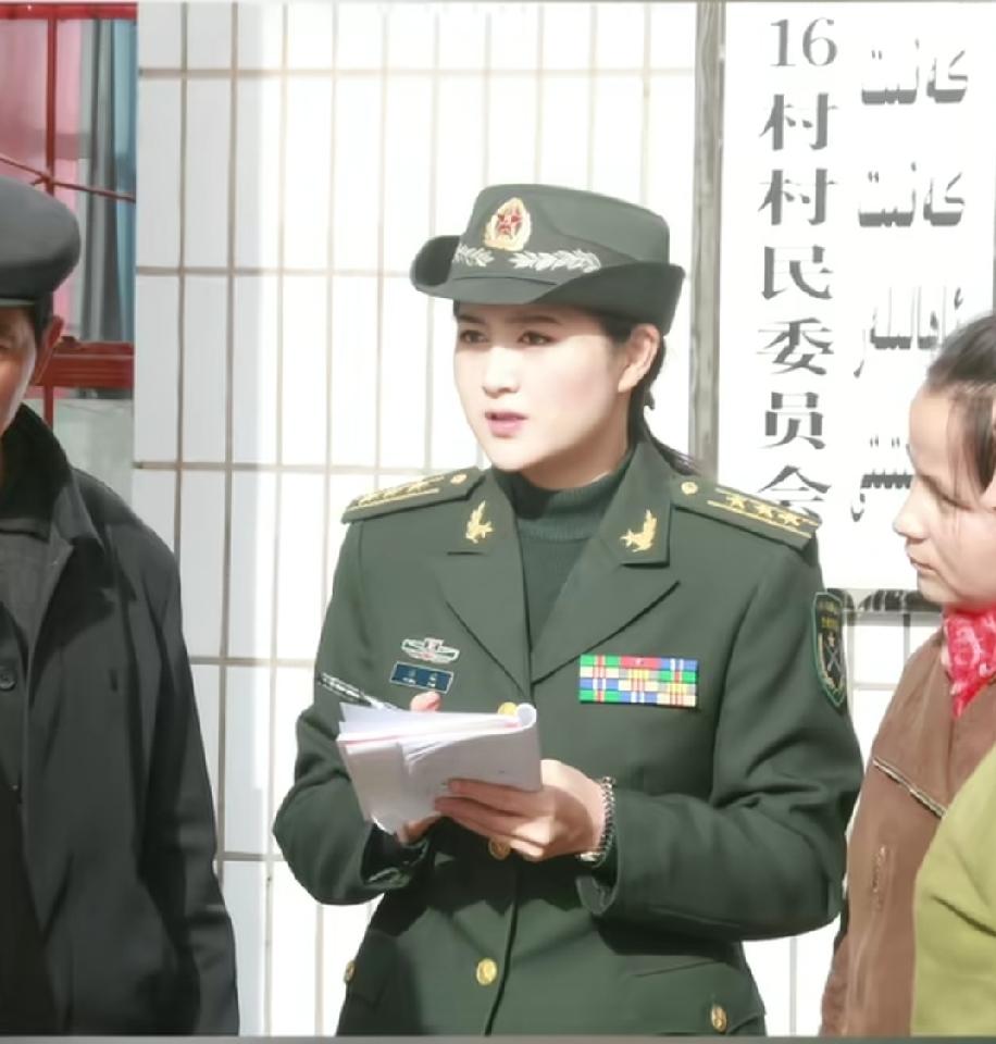 军龄26年的副师职上校，看领花还是指挥类的，不是科研院所或者高校的老师，换句话说