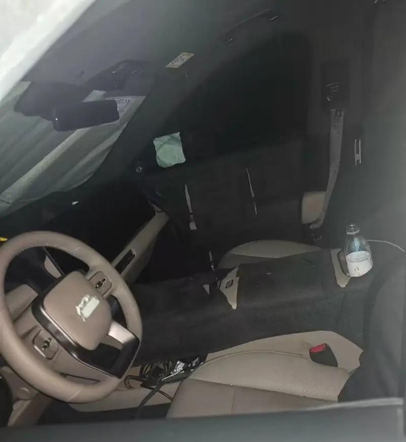 新款理想L9的谍照一出来，方向盘上那块小屏幕就彻底没了影。这可不是什么无关痛