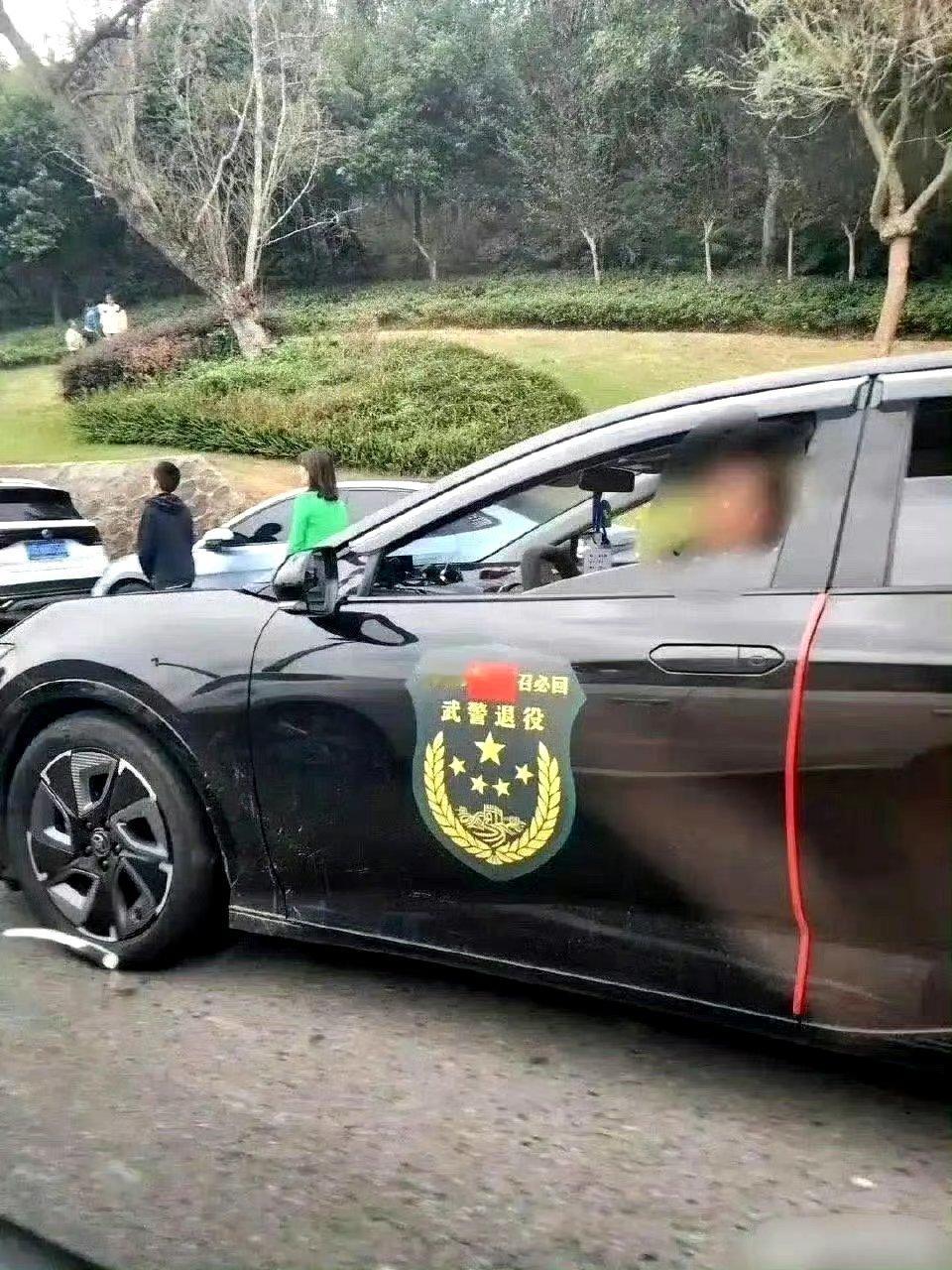 贴这个……难道不尴尬吗？？