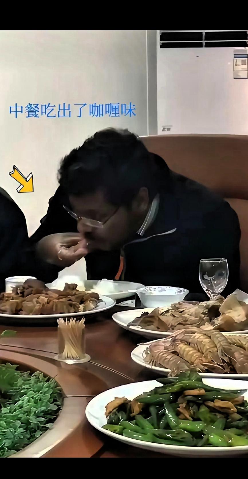 单手吃饭也是种本事呢！看看印度人去饭店吃饭，上手抓着吃。用右手先拌后吃，只要不