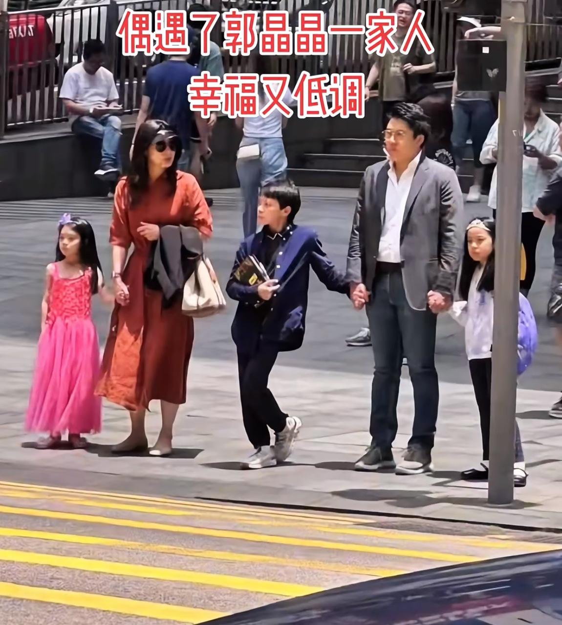 网友在香港街头偶遇郭晶晶一家五口，她独宠5岁小女儿！只见她给霍中怡穿上粉色小裙子