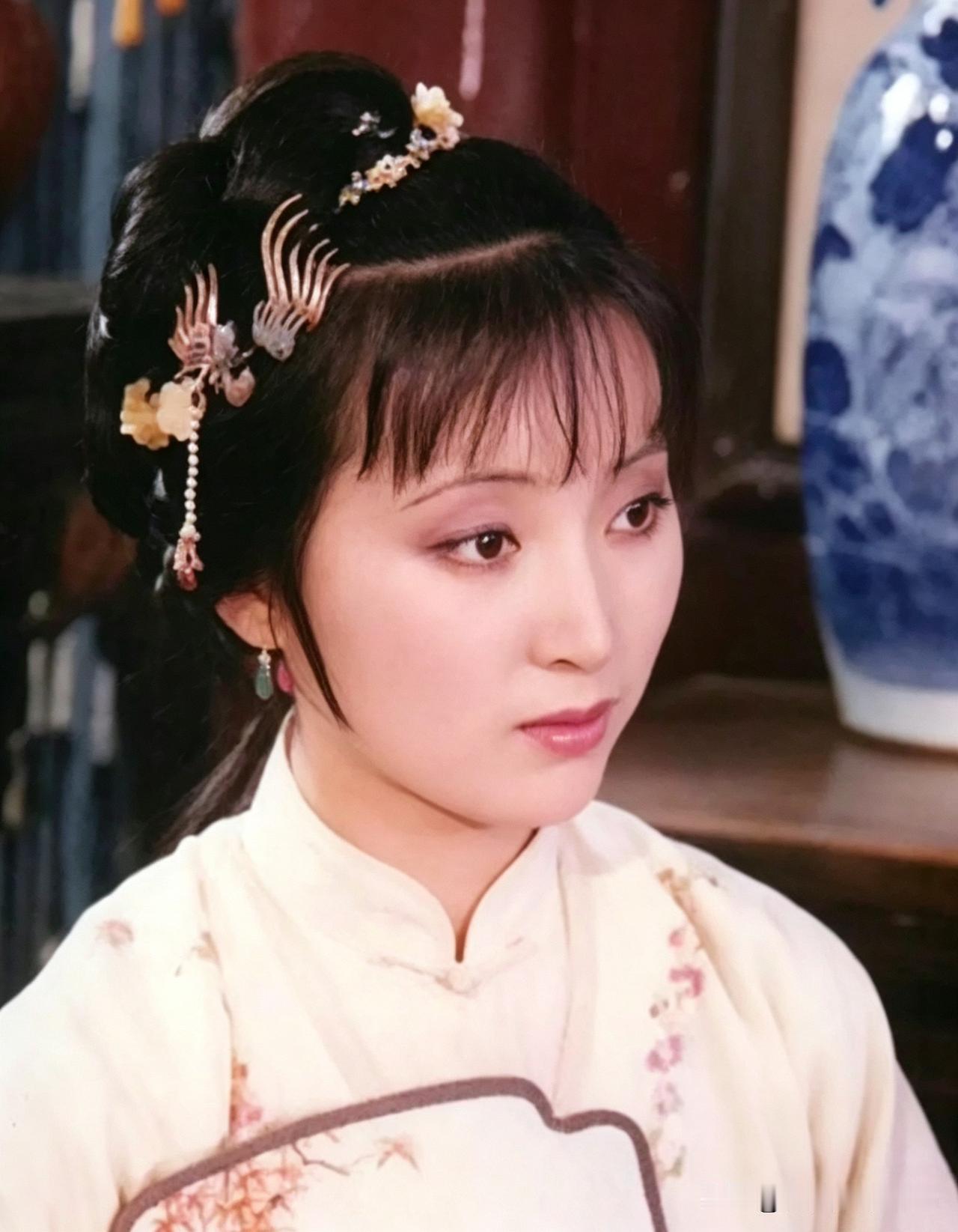 87版《红楼梦》选角最成功的，绝对有龄官的一席之地，基本就是带着婴儿肥的低配版的