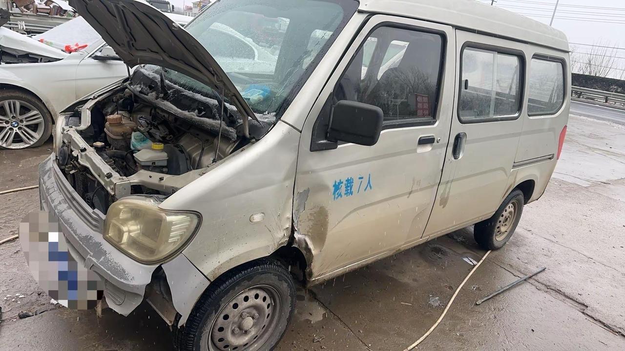 下雪路上开车小心，事故安排一个