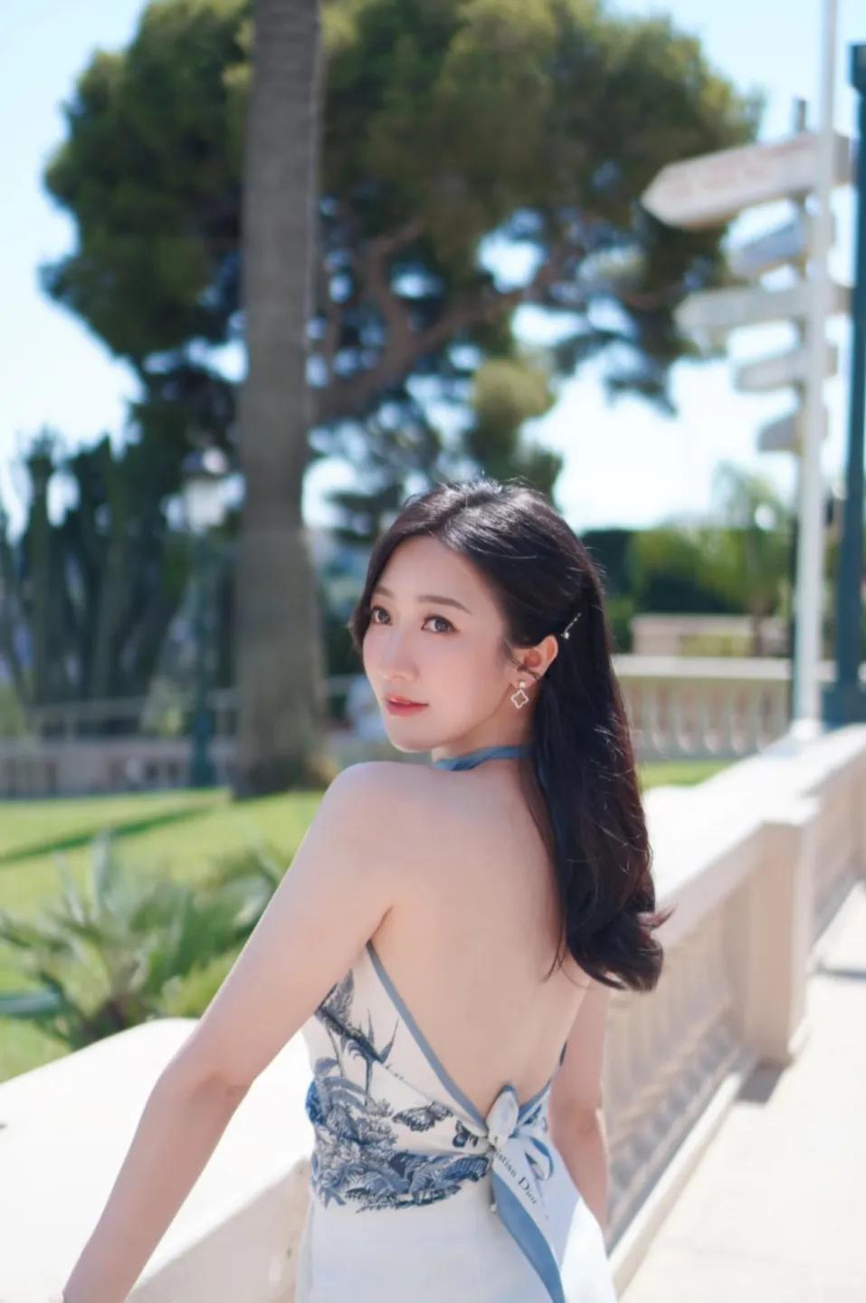 香港花旦何依婷把Dior丝巾当上衣，她就在背后扎了个结，这样穿好漂亮！正面看也完