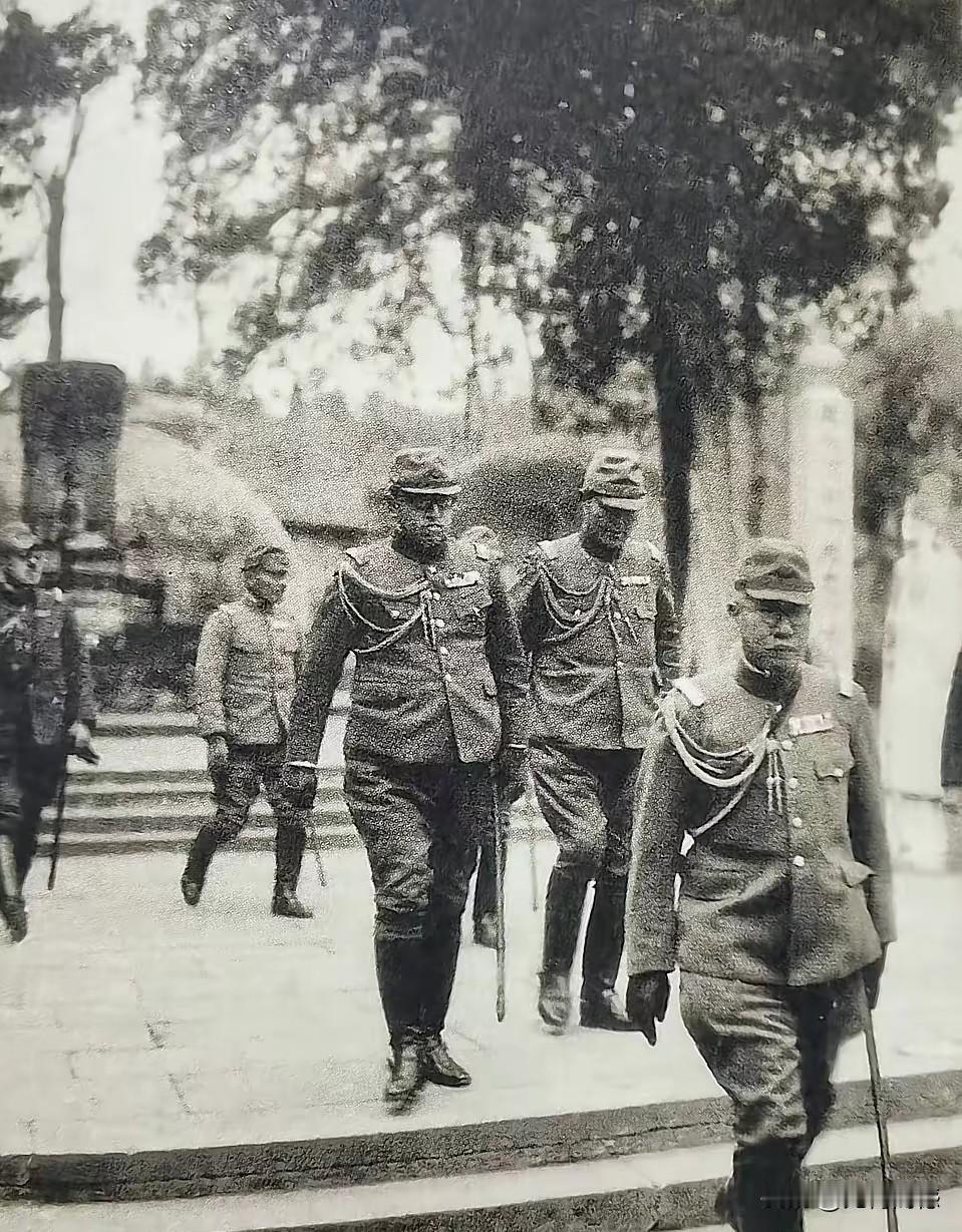 日本鬼子攻陷杭州的时候，气势汹汹的来到了岳飞庙，日本鬼子的心机是非常阴险的，它们