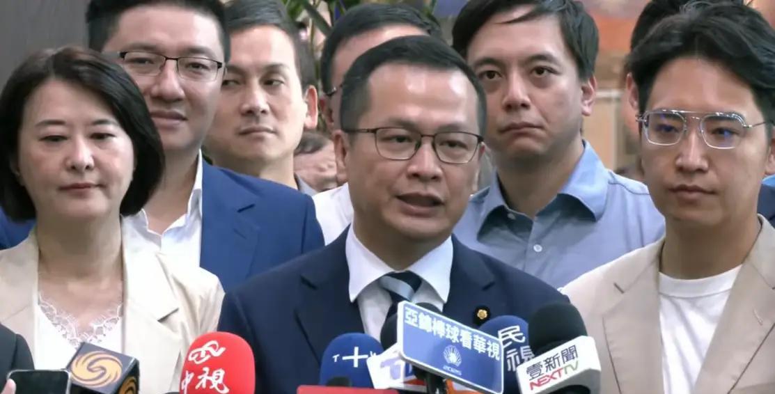 一副绿蛙揍性，罗智强缺智却还想逞强“大陆军机绕台，我都第一个谴责。若当选党主席