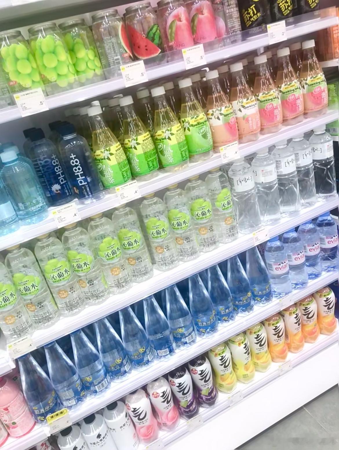 偶然去家里附近便利店发现店里的陈列都很漂亮，饮料区的配色让人觉得很清新，看着很舒